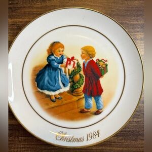 Avon 1984 Christmas Memories Plate